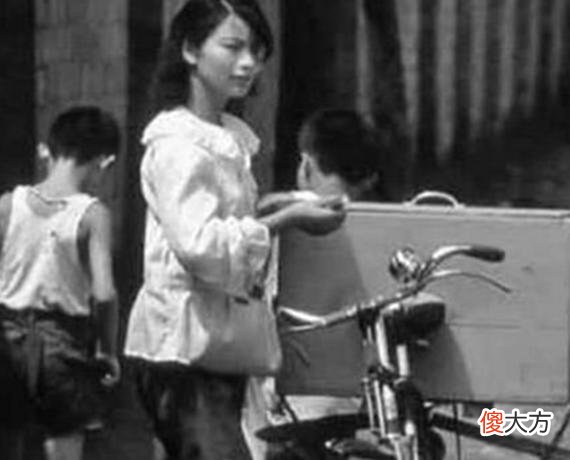【爱历史】80年代的老照片：女子骑单车卖冰棍，幼儿园小朋友按顺序过斑马线