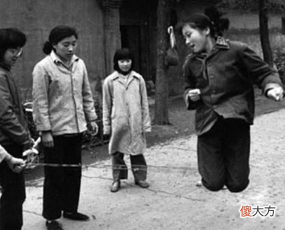 【爱历史】80年代的老照片：女子骑单车卖冰棍，幼儿园小朋友按顺序过斑马线