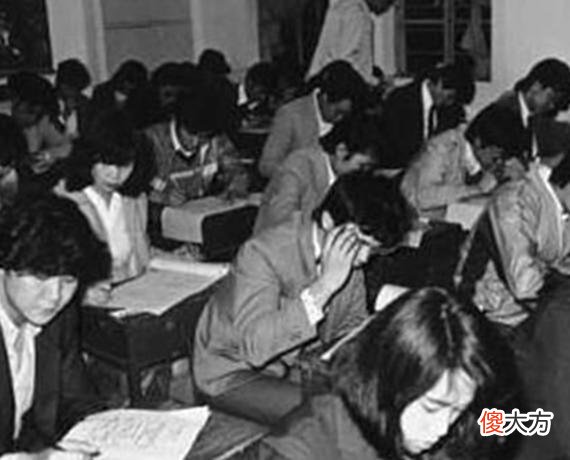 【爱历史】80年代的老照片：女子骑单车卖冰棍，幼儿园小朋友按顺序过斑马线