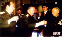 【历史故事】1990年，开国中将握着张万年的手说，当年你救了我一命