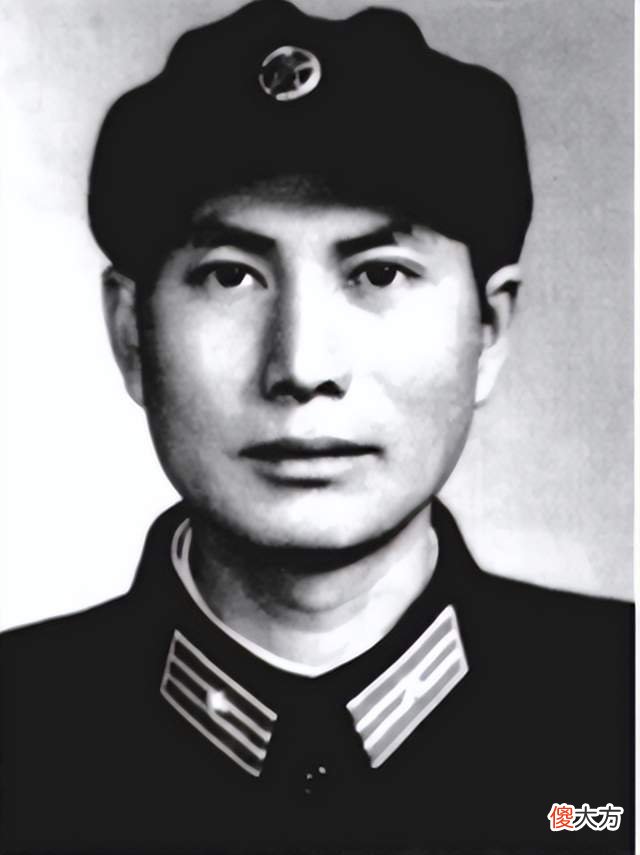 【历史故事】1990年，开国中将握着张万年的手说，当年你救了我一命