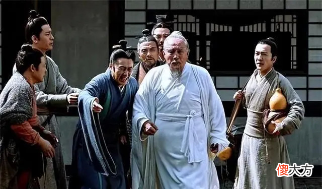 【爱历史】当年曹操为何坚决要斩了华佗？其实曹操是对的