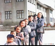 【历史故事】老照片：任正非和兄弟姐妹的合影，马云和父母在一起，难得一见！