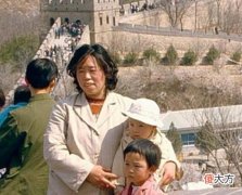 【历史故事】80年代老照片：一群跳广场舞的大爷大妈，美女穿短裤走过小巷！