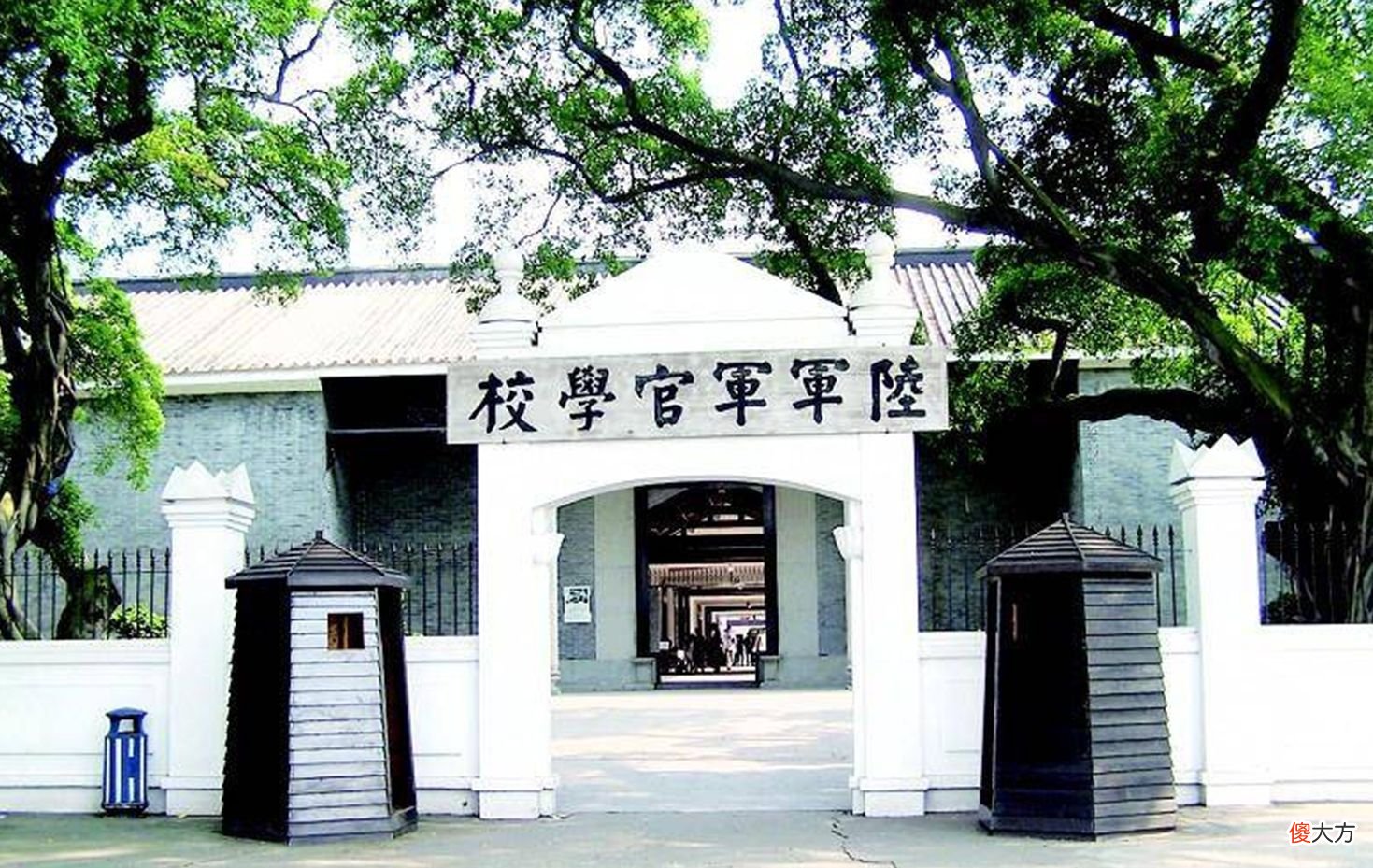 【历史故事】任正非称赞“世上最好的两所大学”，黄埔军校和抗大哪个牛？