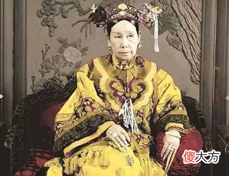 【历史故事】一个月被降三级又升三级，生下清朝最后的皇子的是谁呢