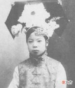 【历史故事】一组珍贵老照片：婉容与文秀合照，身穿现代装的文秀真美！