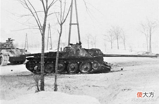 【历史故事】SU-100重演“斐迪南”笑话?首战被德军步兵围殴,糊涂损失半个团