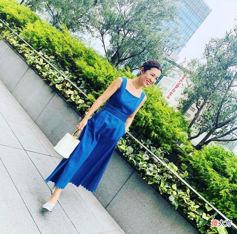【时尚一点】小个头女生怎样穿好长款连衣裙？看身高155的她优雅示范
