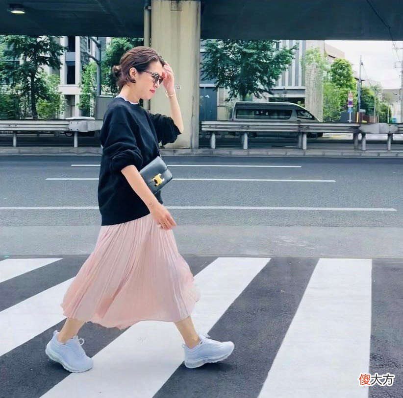 【时尚一点】小个头女生怎样穿好长款连衣裙？看身高155的她优雅示范