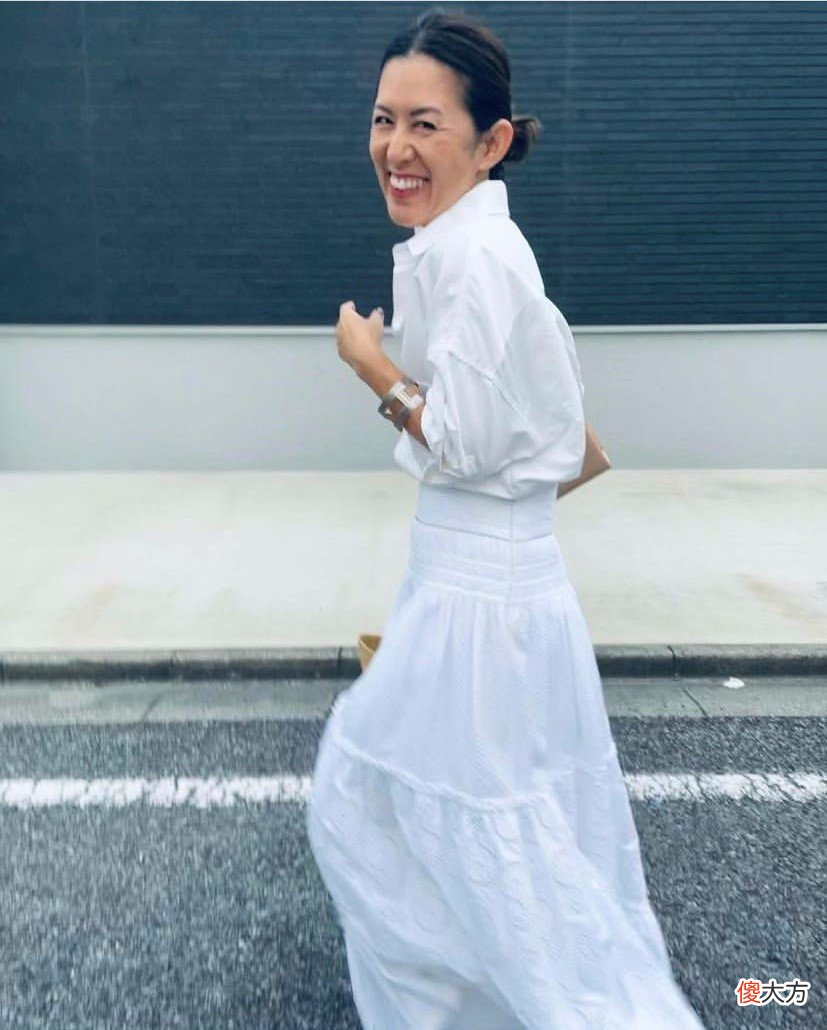 【时尚一点】小个头女生怎样穿好长款连衣裙？看身高155的她优雅示范