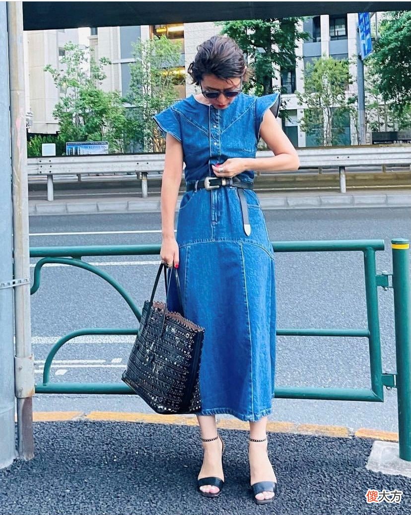 【时尚一点】小个头女生怎样穿好长款连衣裙？看身高155的她优雅示范