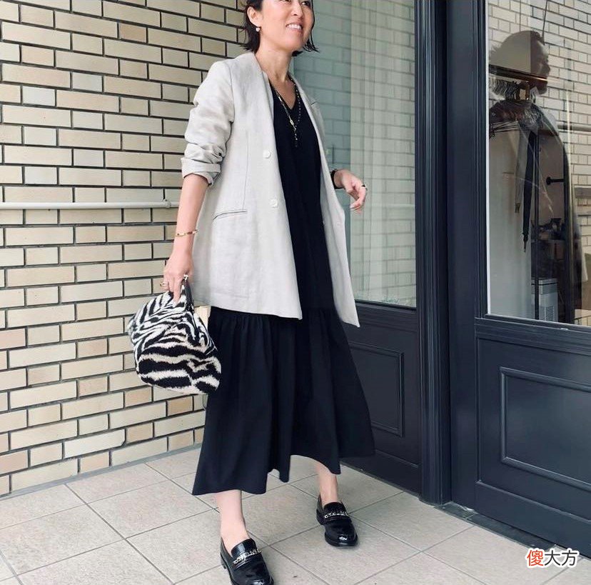 【时尚一点】小个头女生怎样穿好长款连衣裙？看身高155的她优雅示范