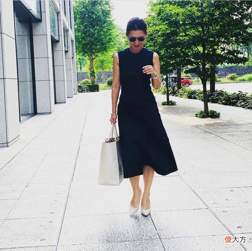 【时尚一点】小个头女生怎样穿好长款连衣裙？看身高155的她优雅示范
