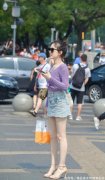 【就爱时尚】短款的紫色针织衫下搭一条牛仔短裙休闲范十足