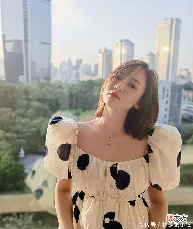 【时尚一点】今夏火了一种衣服，叫“鼓风袖”，时髦又减龄，女明星也在跟风穿