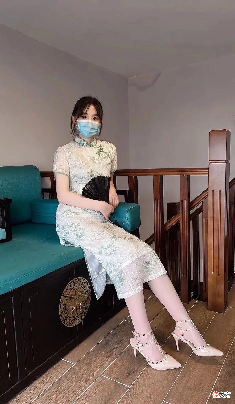 【就爱时尚】清雅又显瘦的中式旗袍搭配一双高跟凉鞋，走起路来优雅有气质