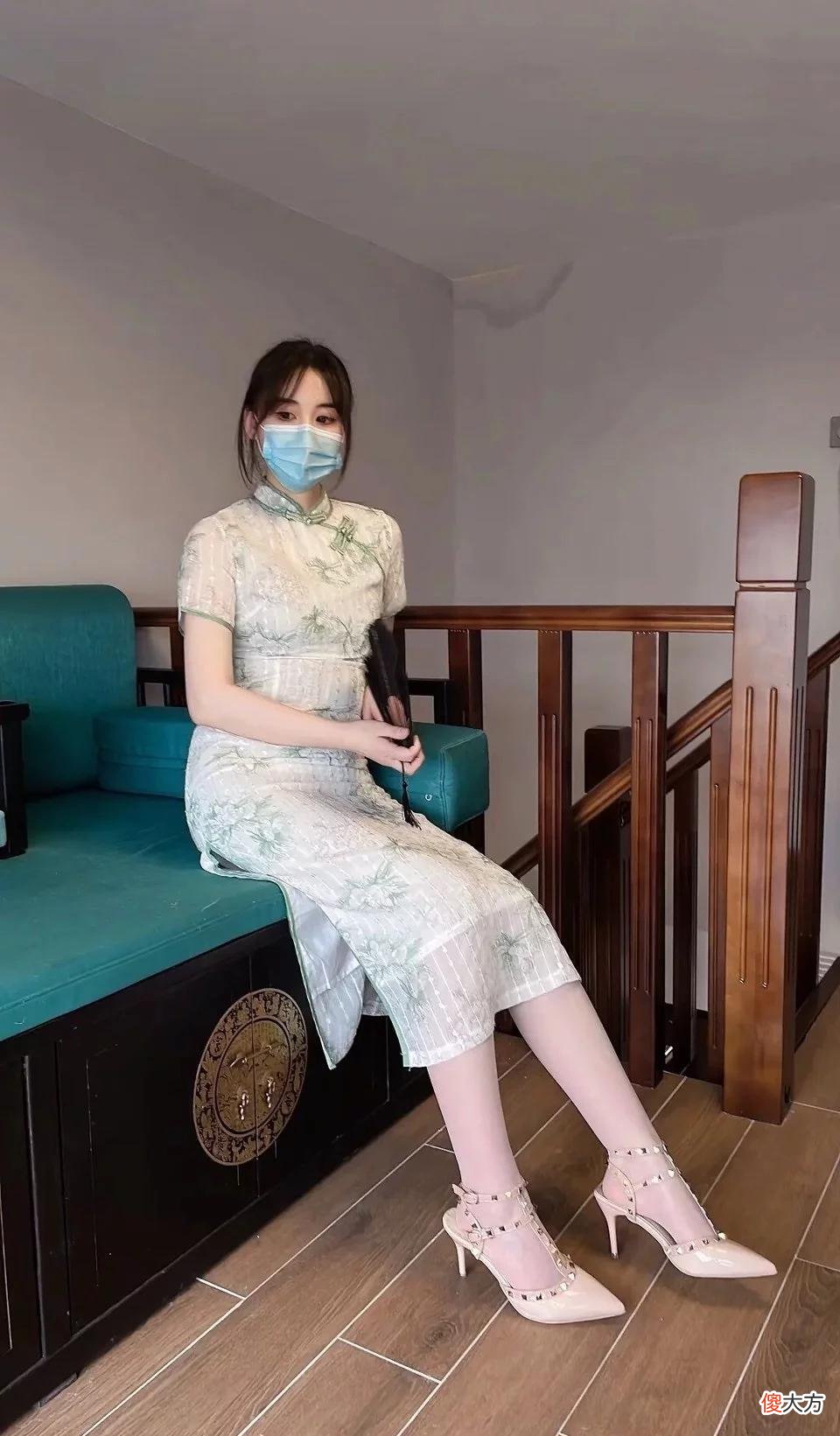 【就爱时尚】清雅又显瘦的中式旗袍搭配一双高跟凉鞋，走起路来优雅有气质