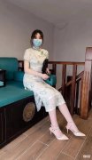 【就爱时尚】清雅又显瘦的中式旗袍搭配一双高跟凉鞋，走起路来优雅有气质