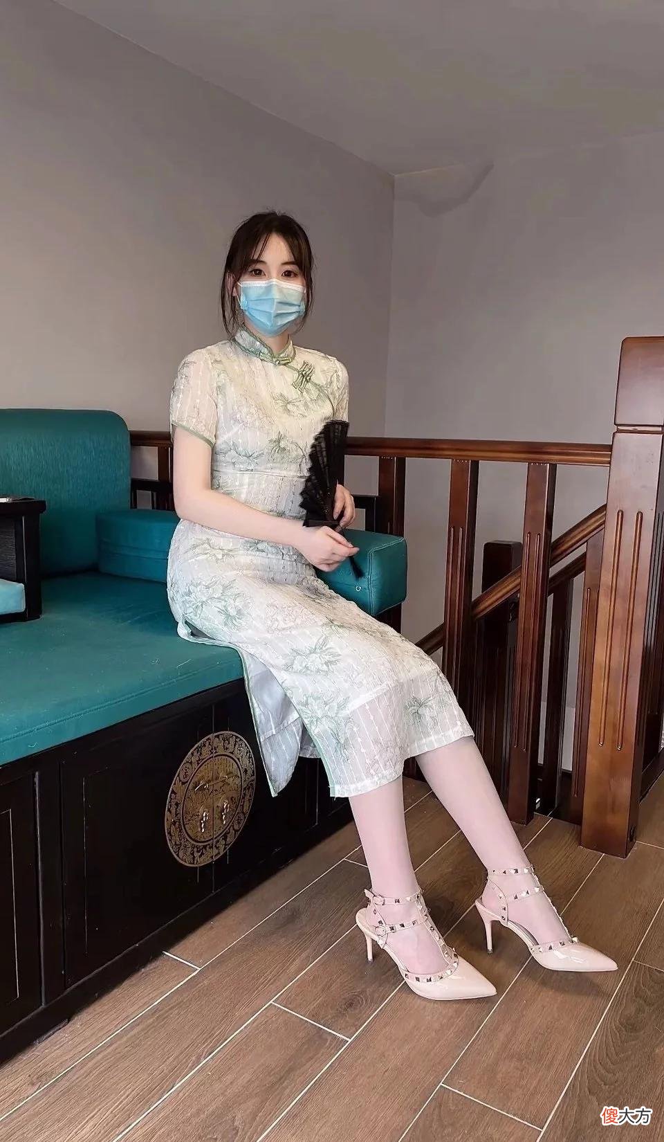 【就爱时尚】清雅又显瘦的中式旗袍搭配一双高跟凉鞋，走起路来优雅有气质