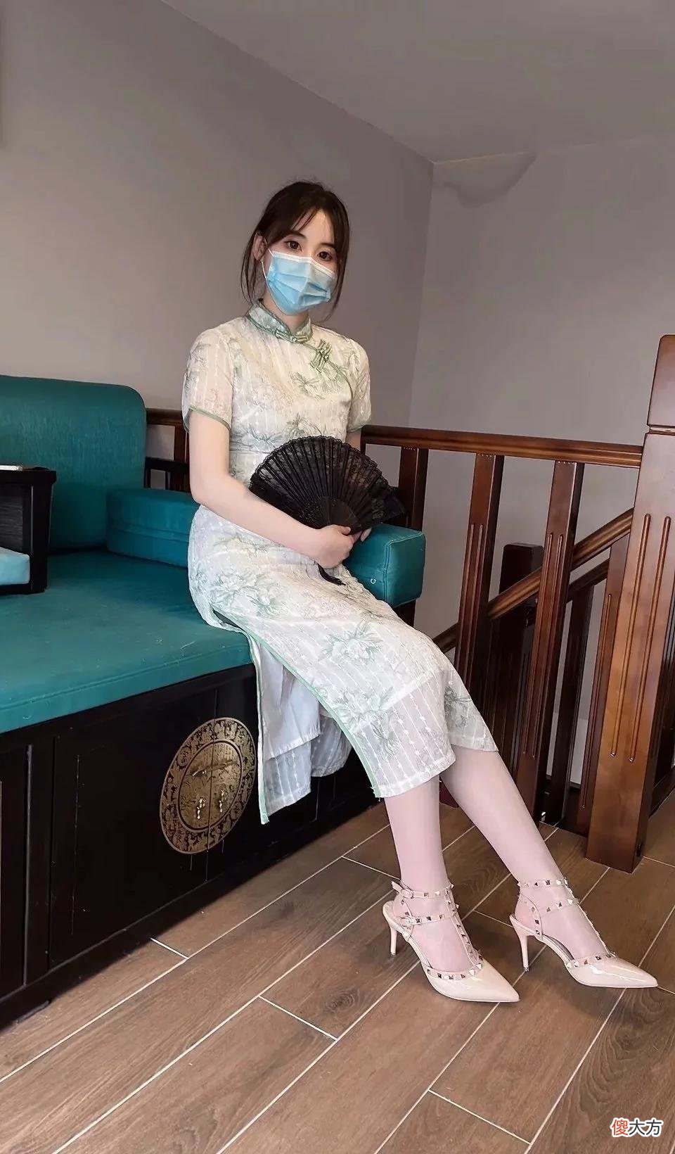 【就爱时尚】清雅又显瘦的中式旗袍搭配一双高跟凉鞋，走起路来优雅有气质