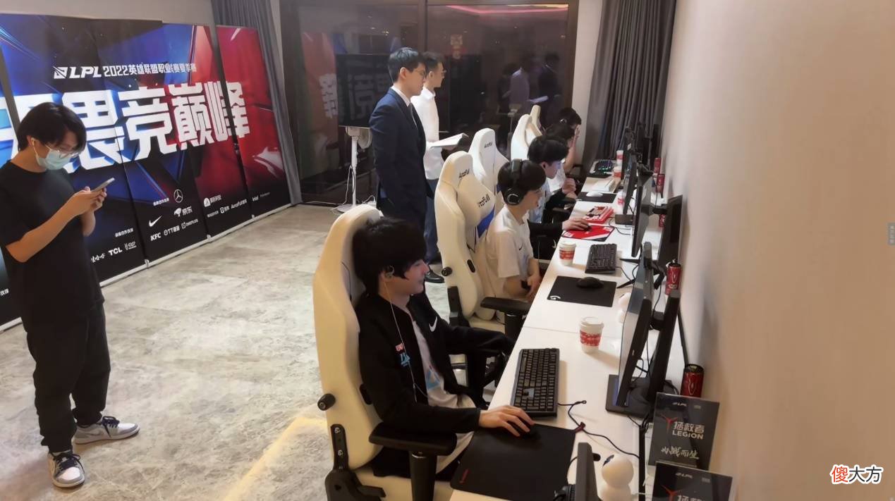 【游戏迷】英雄联盟：blg失败，doggo离谱出装，堪称最混adc
