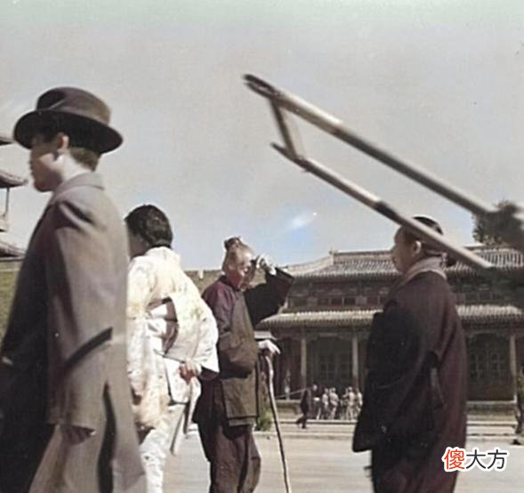【爱历史】北京老照片：1939年3月，正阳门前看鬼子照相的老奶奶