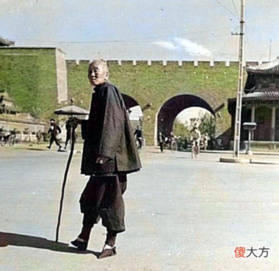 【爱历史】北京老照片：1939年3月，正阳门前看鬼子照相的老奶奶