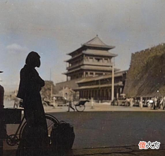 【爱历史】北京老照片：1939年3月，正阳门前看鬼子照相的老奶奶