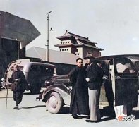 【爱历史】北京老照片：1939年3月，正阳门前看鬼子照相的老奶奶