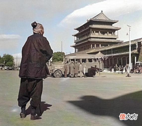 【爱历史】北京老照片：1939年3月，正阳门前看鬼子照相的老奶奶