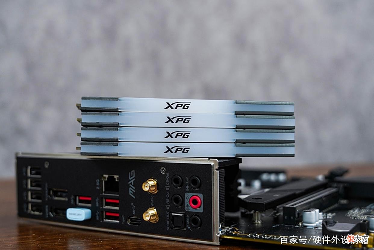 【游戏世界】黑与白的撞色碰撞，尼尔-机械纪元主题DIY装机分享