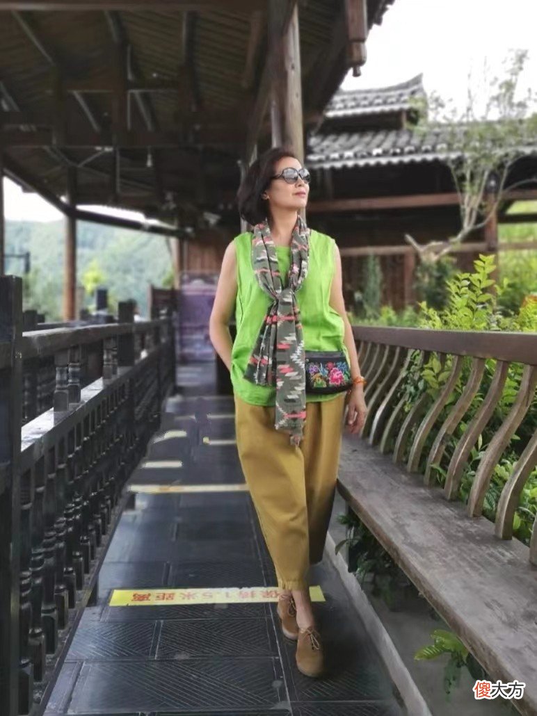 【时尚一点】60岁女人如何“老得慢”？裤穿九分、穿平底鞋，出门不化妆也很美