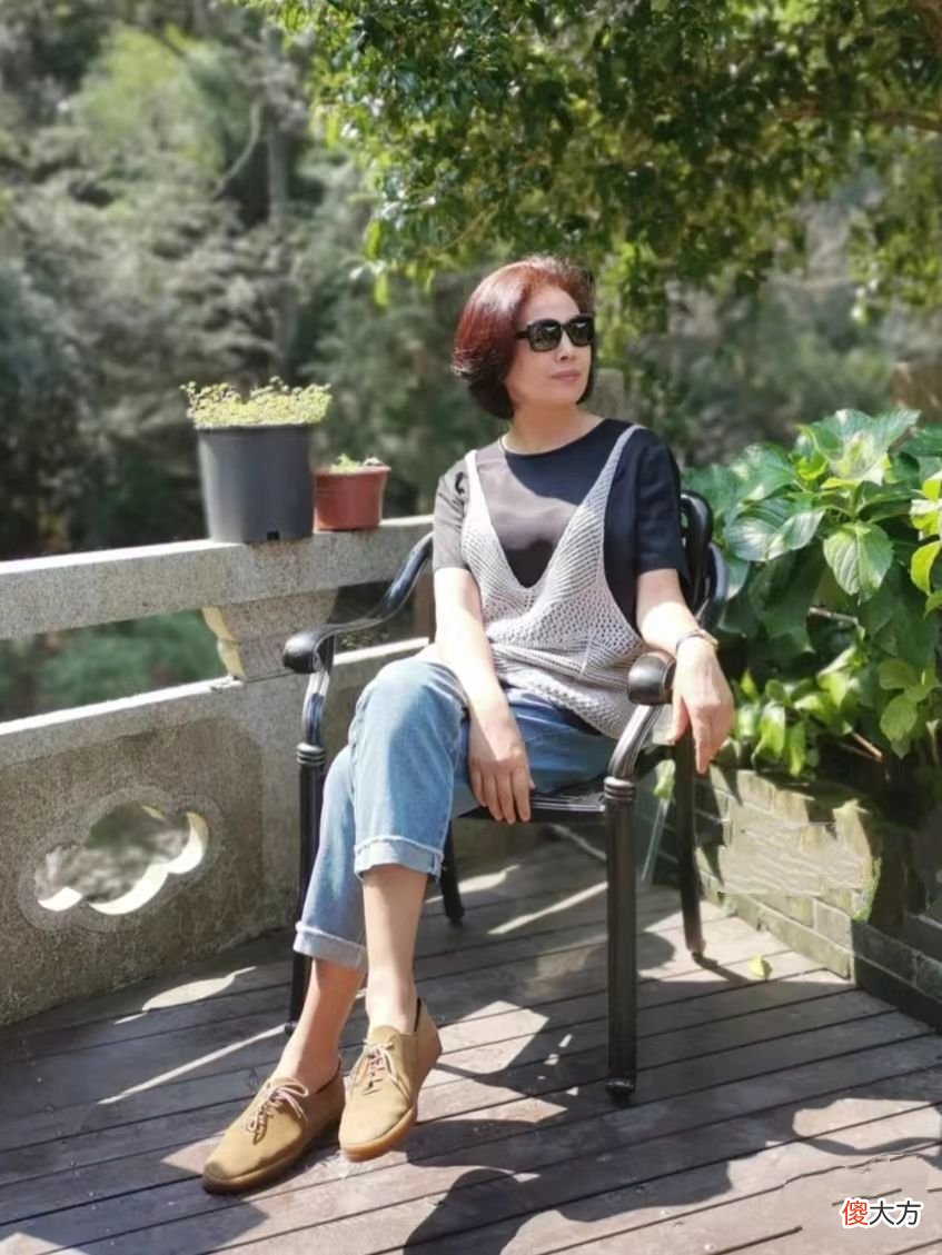 【时尚一点】60岁女人如何“老得慢”？裤穿九分、穿平底鞋，出门不化妆也很美