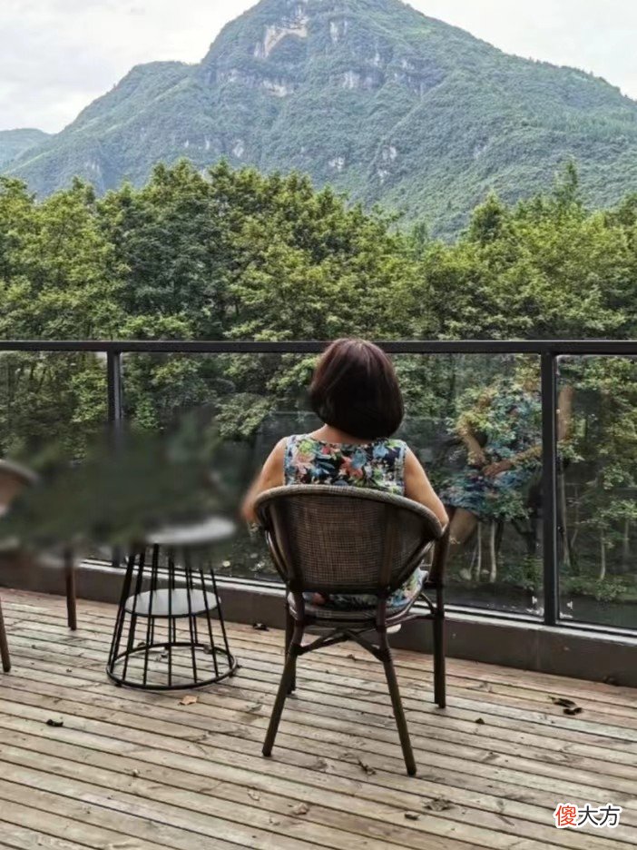 【时尚一点】60岁女人如何“老得慢”？裤穿九分、穿平底鞋，出门不化妆也很美