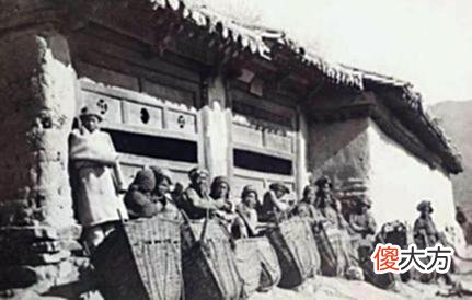 【爱历史】老照片：1911年甘肃的社会生活，背炭工、骑马的士兵