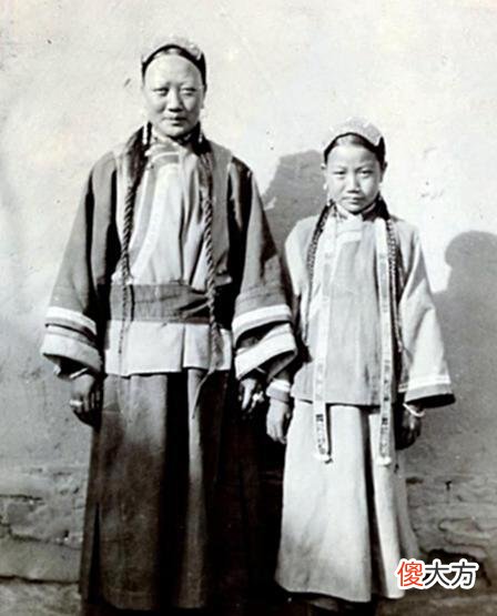 【爱历史】老照片：1911年甘肃的社会生活，背炭工、骑马的士兵