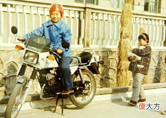 【历史故事】镜头下80年代老照片：图1最早的“大哥大”，最后一张校园交谊舞