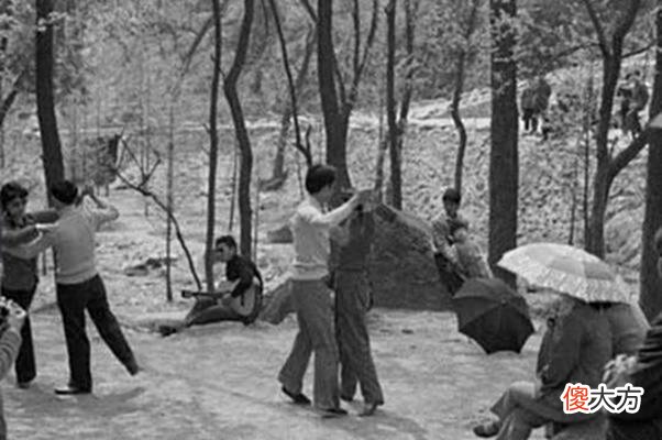 【历史故事】镜头下80年代老照片：图1最早的“大哥大”，最后一张校园交谊舞