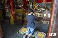 梦见拜佛_做梦梦到拜佛是什么意思