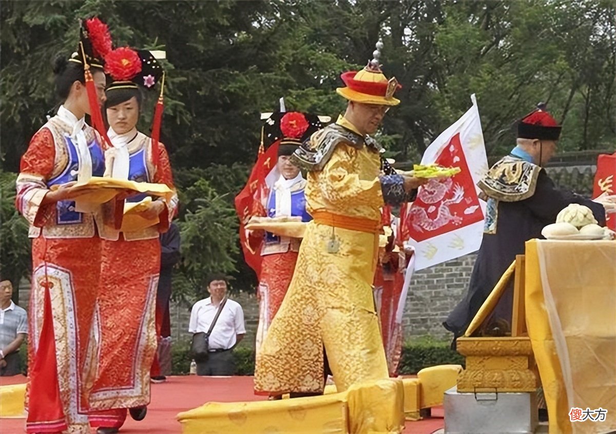 【爱历史】乾隆七世孙至今穿龙袍，手戴“帝玉扳指”，号召百官公开祭祖