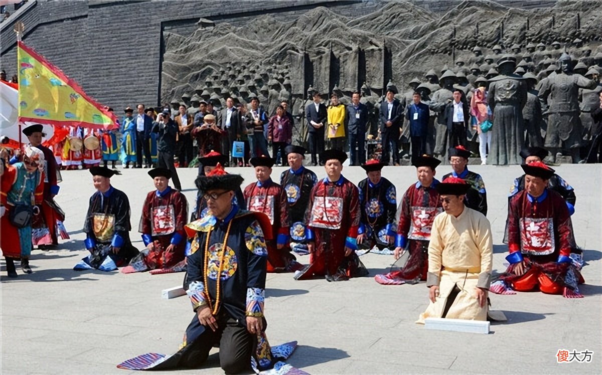 【爱历史】乾隆七世孙至今穿龙袍，手戴“帝玉扳指”，号召百官公开祭祖