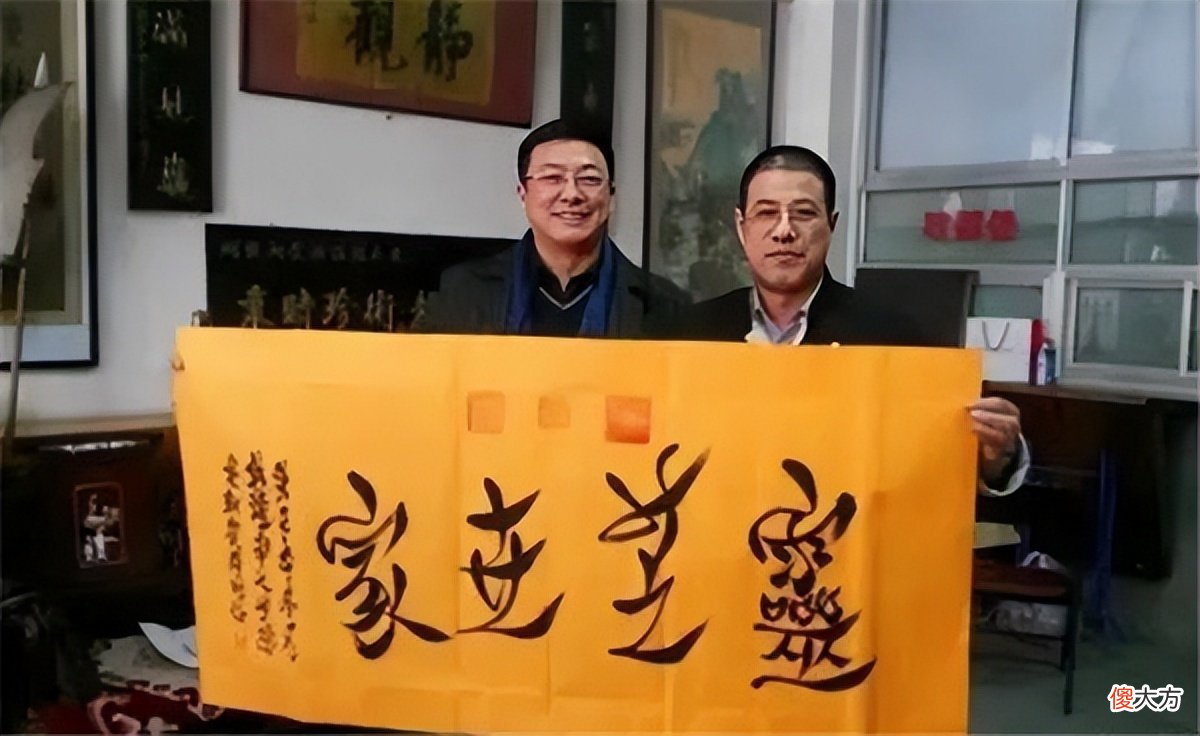 【爱历史】乾隆七世孙至今穿龙袍，手戴“帝玉扳指”，号召百官公开祭祖