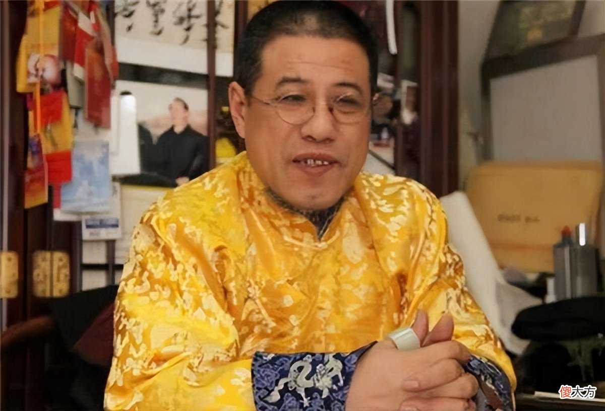 【爱历史】乾隆七世孙至今穿龙袍，手戴“帝玉扳指”，号召百官公开祭祖