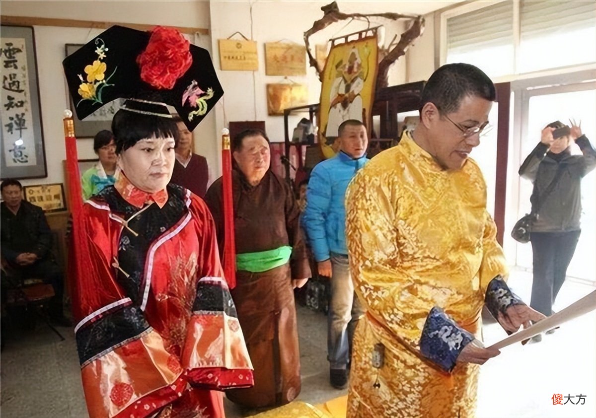 【爱历史】乾隆七世孙至今穿龙袍，手戴“帝玉扳指”，号召百官公开祭祖