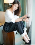 【时尚一点】白衬衫搭配灯笼裤，让你穿出与众不同的气质感