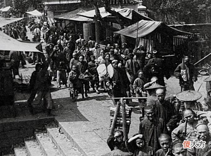 【爱历史】清朝人发现“小人国”，平均身高只有20公分，国王坐骑是“鸡”