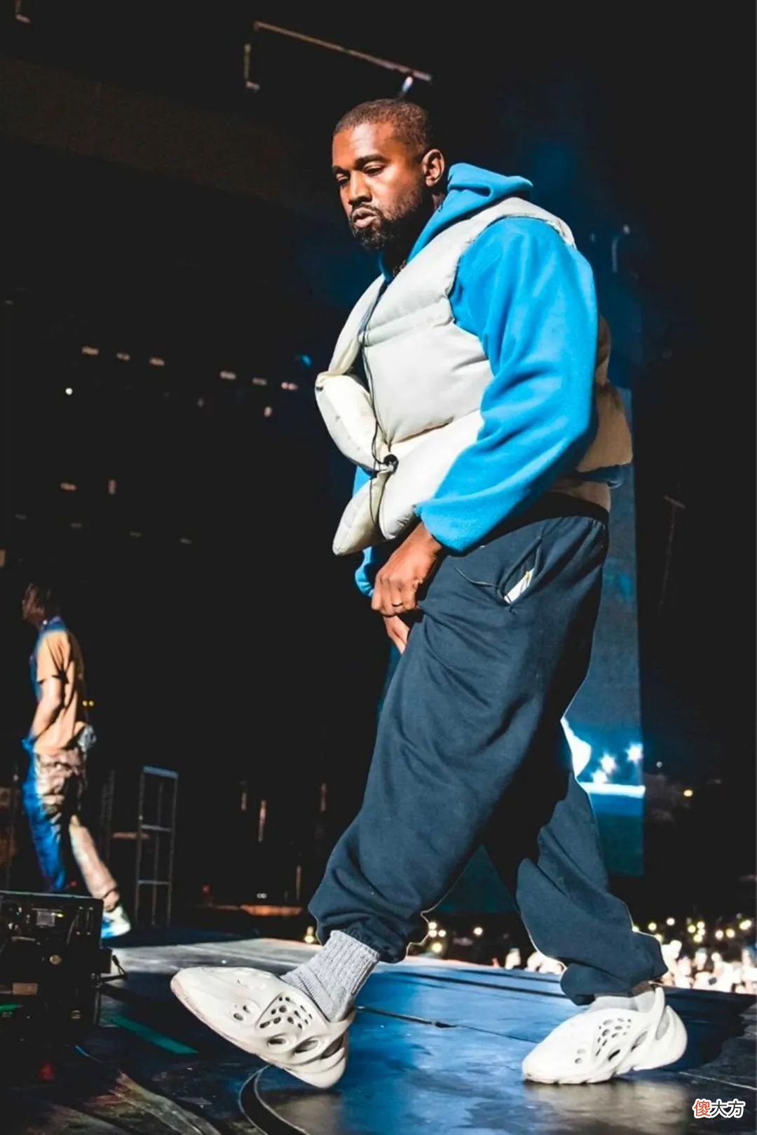 【时尚一点】Yeezy、Crocs 洞洞鞋遭健身房禁穿！原因竟然是……