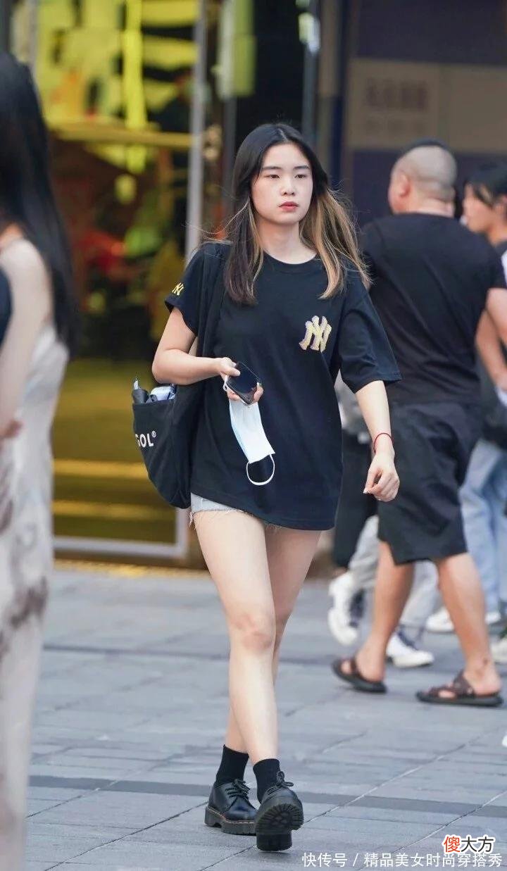 【时尚一点】街拍：黑色的短袖T恤搭配短裤，仿佛下衣消失一般