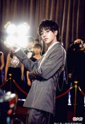 【就爱时尚】华晨宇身穿西服套装，演绎翩翩贵公子，真是太有绅士风度了！